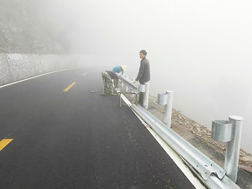 四川高速公路波形护栏安装